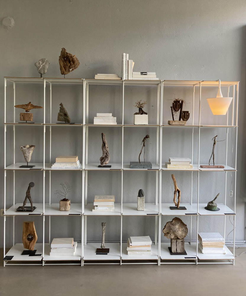 Objekte aus Treibholz im Regal